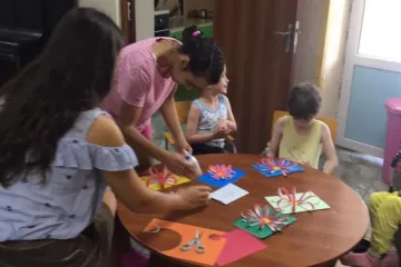 ​Петровский Александр Владимирович: Тренинг по изготовлению праздничных открыток для учеников Днепровского детского дома