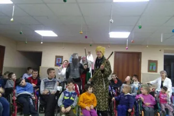 ​Петровский Александр Владимирович: В форме представления волонтеры рассказали воспитанникам детского дома об истории Украины  