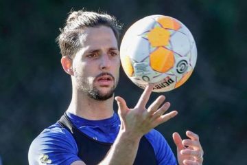 Форвард Динамо забивает третий гол за Тенерифе Форвард Динамо забивает третий гол за Тенерифе