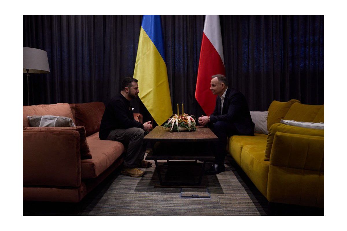 Дорогою до України Володимир Зеленський зустрівся з Анджеєм Дудою в місті-рятівнику Жешуві Дорогою до України Володимир Зеленський зустрівся з Анджеєм Дудою в місті-рятівнику Жешуві