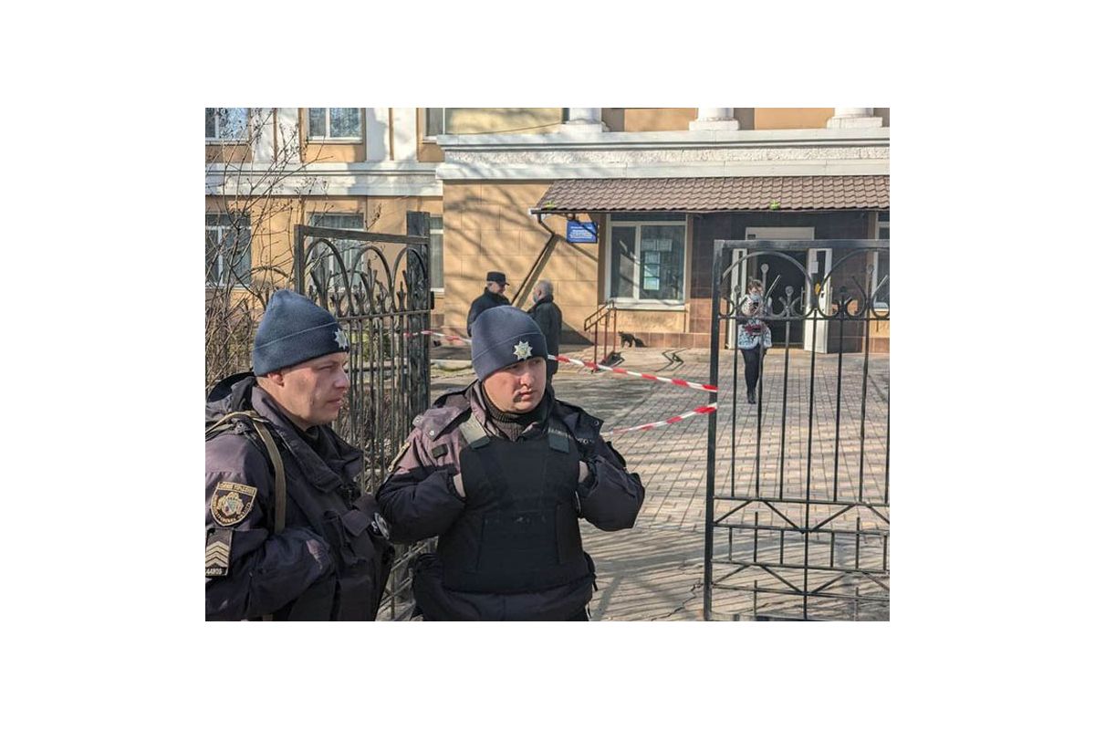 Фальшиве мінування школи на Дніпропетровщині Фальшиве мінування школи на Дніпропетровщині