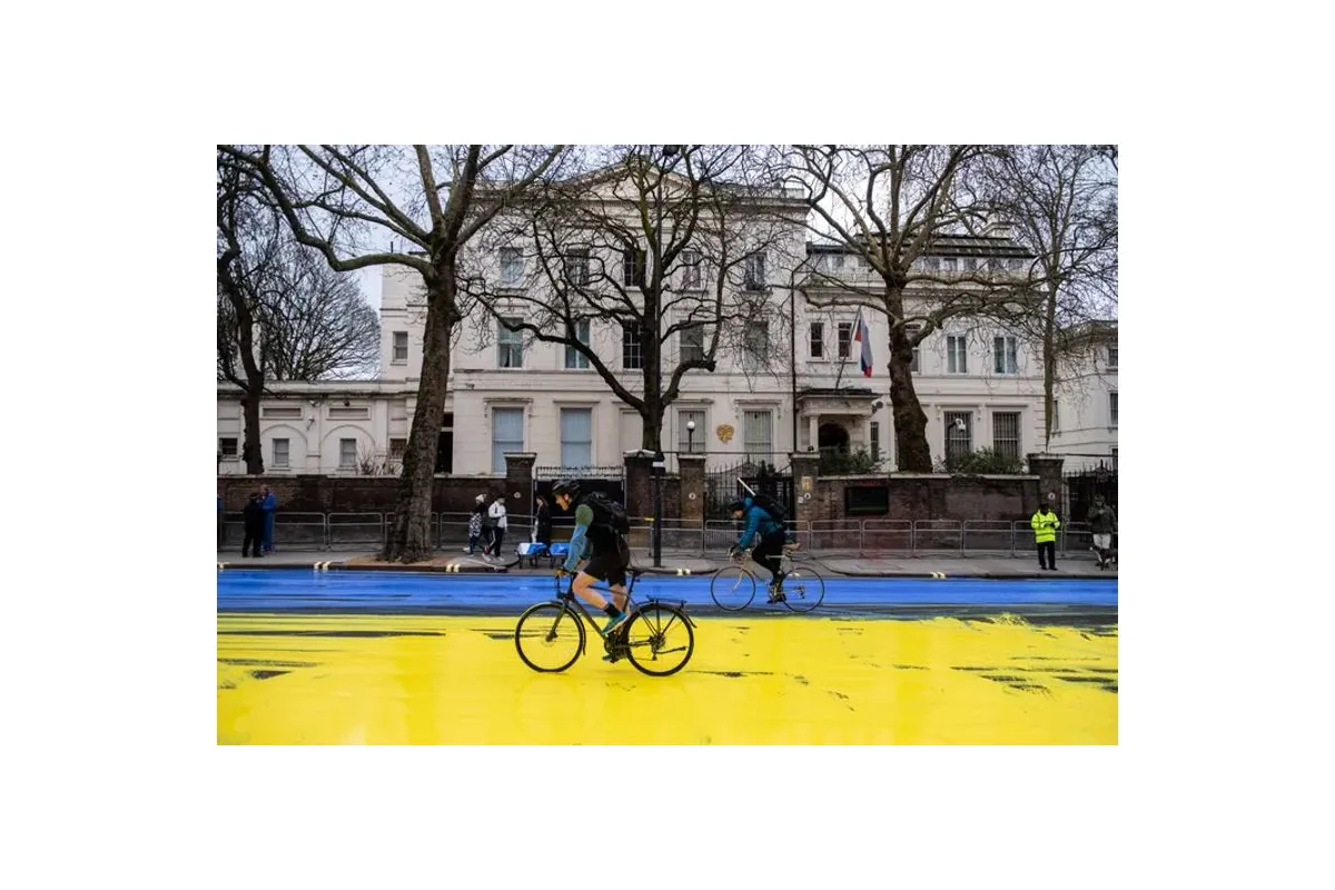 Пофарбували у жовто-блакитний вулицю біля посольства РФ у Лондоні