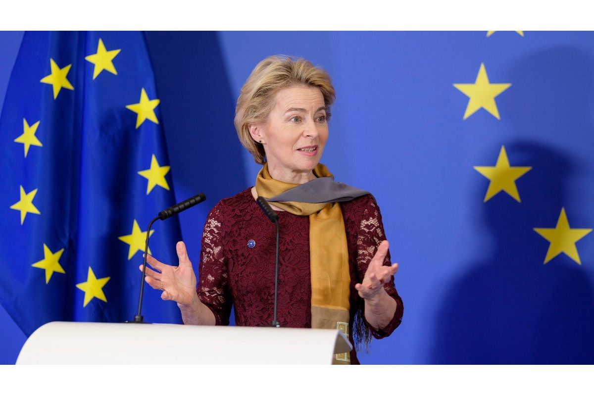 Фон дер Ляєн висловила свої думки щодо ситуації на українсько-польському кордоні, підкресливши важливість відновлення експортного потенціалу України шляхом розтягнення тиску з сухопутних пунктів пропуску. Фон дер Ляєн висловила свої думки щодо ситуації на українсько-польському кордоні, підкресливши важливість відновлення експортного потенціалу України шляхом розтягнення тиску з сухопутних пунктів пропуску.