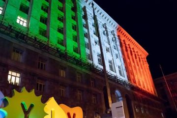 Будівля мерії у кольорах італійського прапора Будівля мерії у кольорах італійського прапора