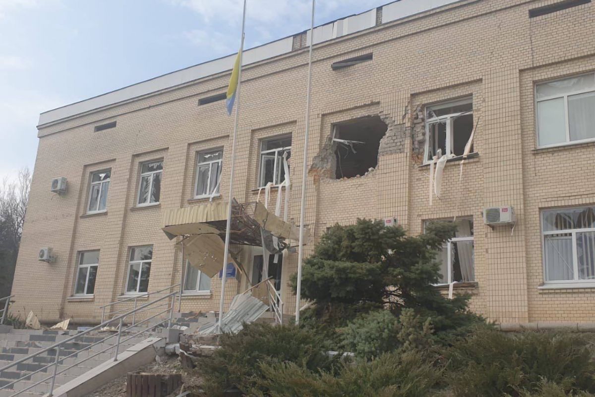 Внаслідок сьогоднішнього артобстрілу частково зруйнована адміністративна будівля Бериславської РДА на Херсонщині Внаслідок сьогоднішнього артобстрілу частково зруйнована адміністративна будівля Бериславської РДА на Херсонщині