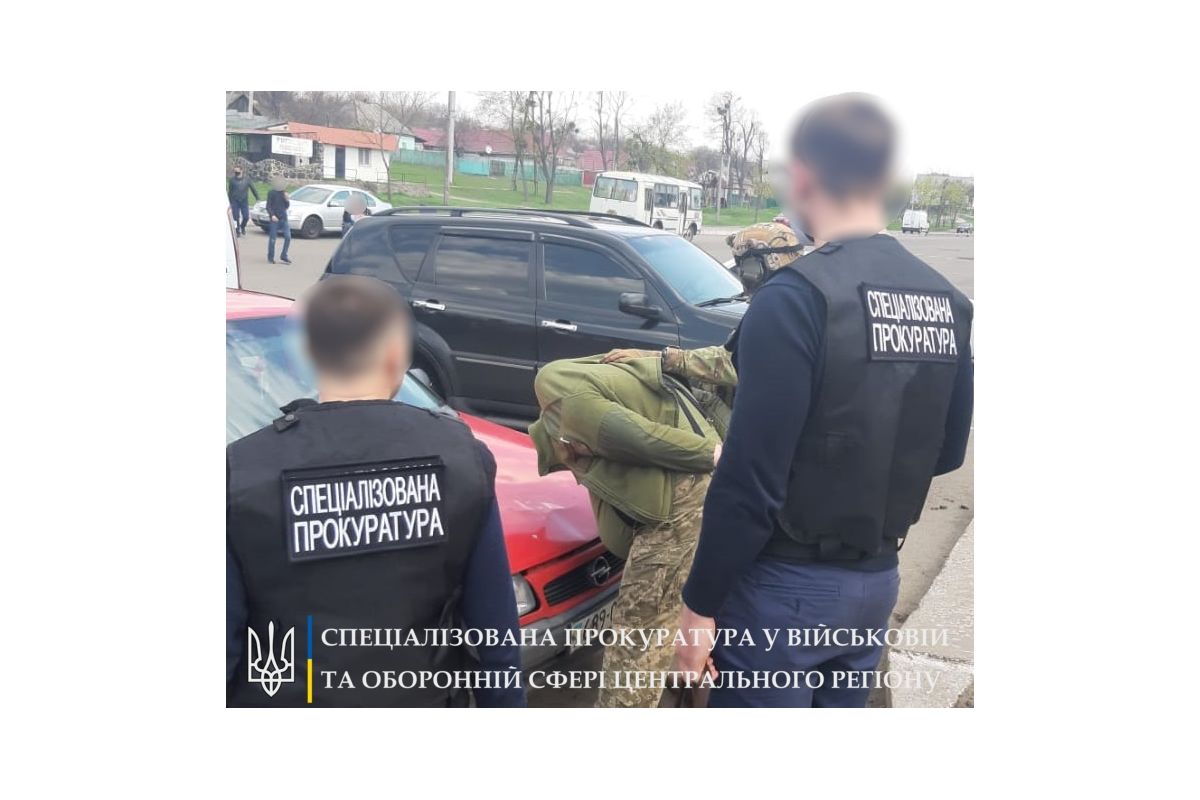 1100 доларів хабара: за процесуального керівництва спецпрокуратури на Черкащині затримано заступника військового комісара 1100 доларів хабара: за процесуального керівництва спецпрокуратури на Черкащині затримано заступника військового комісара