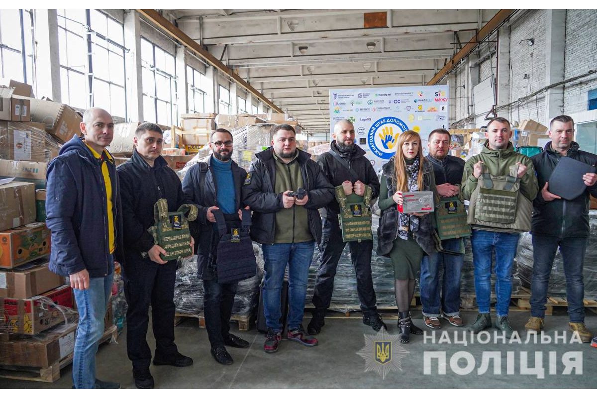 Російське вторгнення в Україну : Разом - до перемоги: міжнародні партнери передали Нацполіції майже тисячу бронежилетів Російське вторгнення в Україну : Разом - до перемоги: міжнародні партнери передали Нацполіції майже тисячу бронежилетів