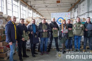 Російське вторгнення в Україну : Разом - до перемоги: міжнародні партнери передали Нацполіції майже тисячу бронежилетів Російське вторгнення в Україну : Разом - до перемоги: міжнародні партнери передали Нацполіції майже тисячу бронежилетів