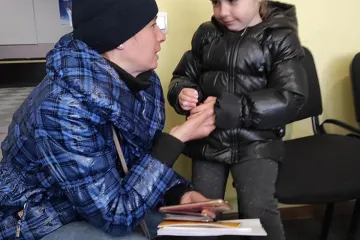 ​Російське вторгнення в Україну : Дівчинка, яку на початку війни волонтери привезли із столиці у Рівне, зустрілася з мамою