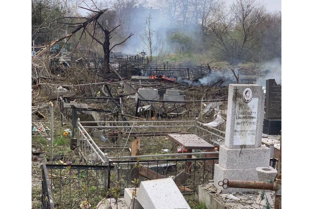 Російське вторгнення в Україну : Під час сьогоднішнього обстрілу Одеси ракети також влучили в один з міських цвинтарів. 