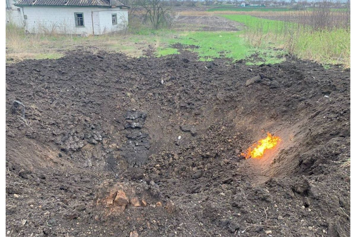 Російське вторгнення в Україну : У Дніпропетровській області росіяни влучили ракетою в поле. Російське вторгнення в Україну : У Дніпропетровській області росіяни влучили ракетою в поле.