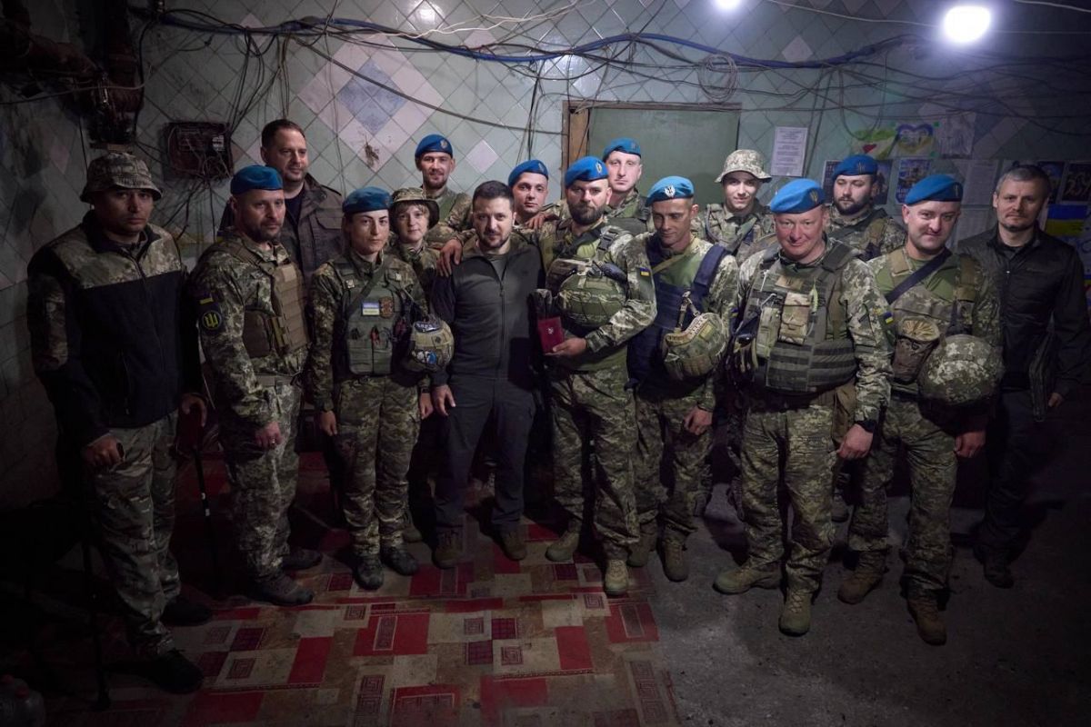 Володимир Зеленський приїхав на фронт та привітав воїнів із Днем морської піхоти ВМС ЗСУ Володимир Зеленський приїхав на фронт та привітав воїнів із Днем морської піхоти ВМС ЗСУ