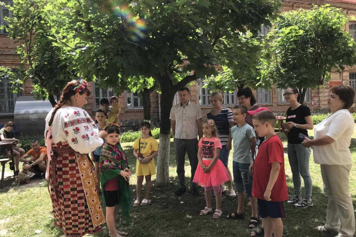 Етнографічний захід з елементами театралізації «Зелена неділя та Русальний Великдень» – для дітей-переселенців Етнографічний захід з елементами театралізації «Зелена неділя та Русальний Великдень» – для дітей-переселенців