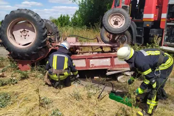 ​У Петриківському районі двоє підлітків перекинулися на тракторі, один з них загинув