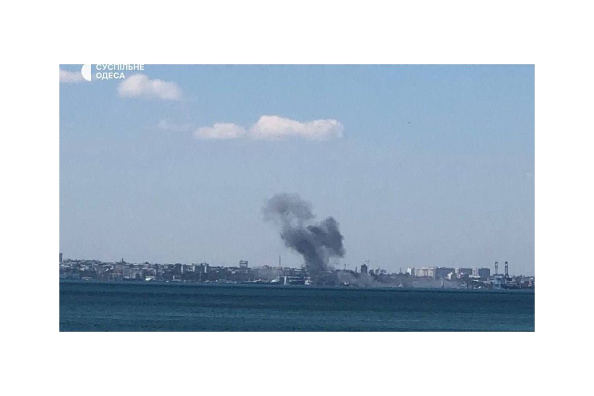 Росіяни влучили в об'єкти інфраструктури Одеського морського торгового порту двома крилатими ракетами типу "Калібр" Росіяни влучили в об'єкти інфраструктури Одеського морського торгового порту двома крилатими ракетами типу "Калібр"