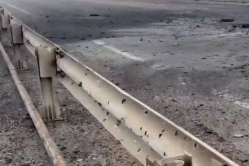 Російські окупанти хочуть побудувати понтонну переправу поблизу Херсона замість Антонівського мосту, по якому постійно б'ють ЗСУ Російські окупанти хочуть побудувати понтонну переправу поблизу Херсона замість Антонівського мосту, по якому постійно б'ють ЗСУ