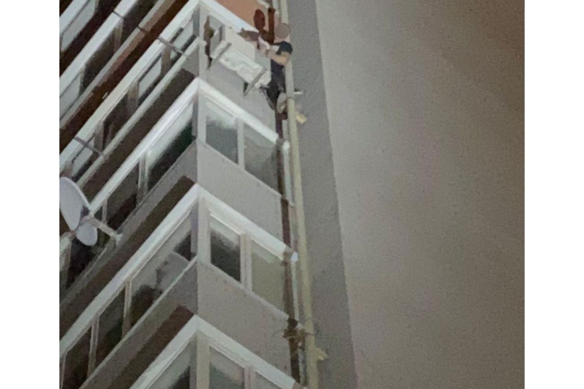 У Дніпрі патрульні зняли з труби газопроводу чоловіка, який ліз до коханої на 16-й поверх У Дніпрі патрульні зняли з труби газопроводу чоловіка, який ліз до коханої на 16-й поверх