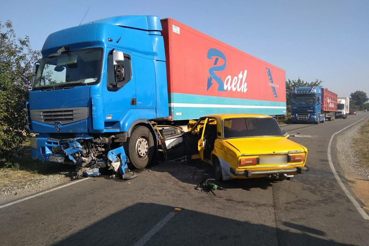 На Дніпропетровщині легковик врізався у фуру: дворічну дитину госпіталізовано у важкому стані На Дніпропетровщині легковик врізався у фуру: дворічну дитину госпіталізовано у важкому стані