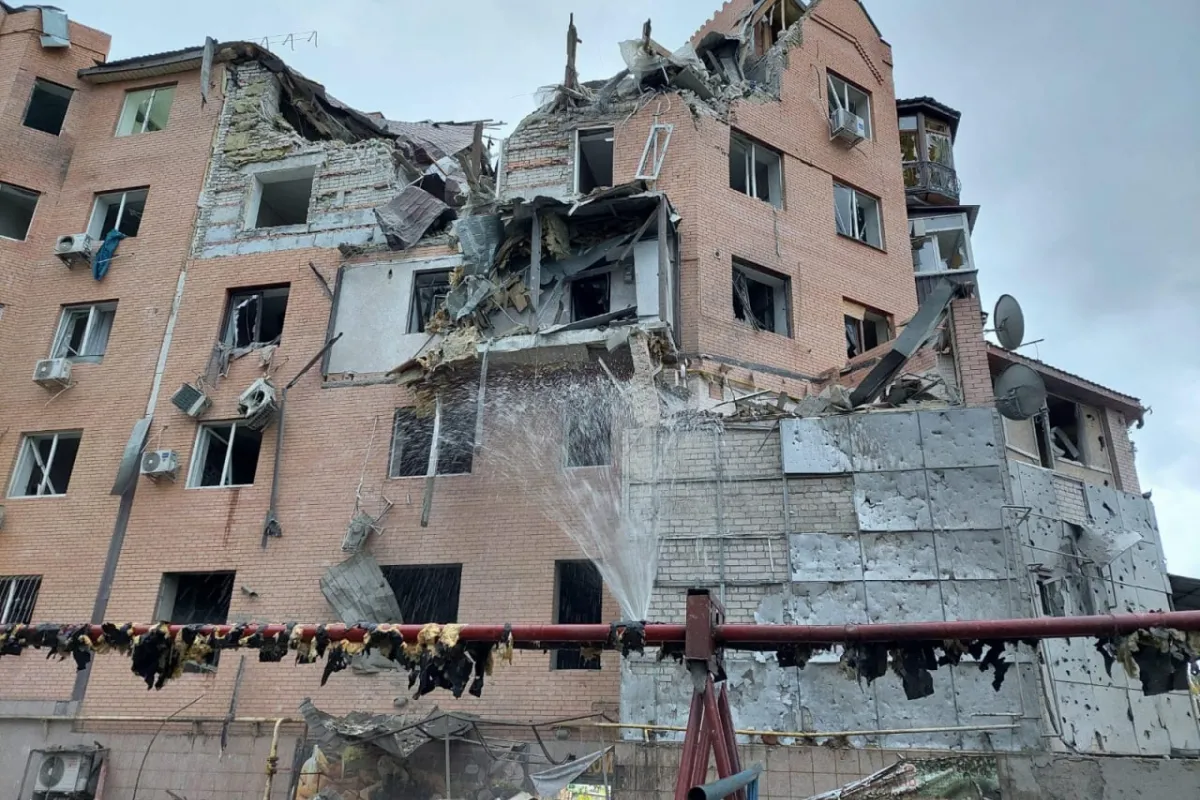 Окупанти вночі обстріляли Миколаїв ракетами типу С-300 – одна з них влучила у 5-поверховий житловий будинок