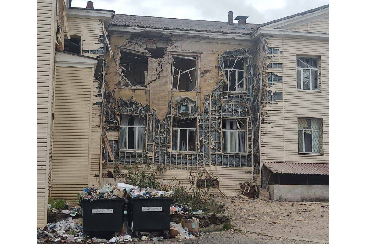 Сьогодні вночі рашисти обстріляли лікарню у Бахмуті Сьогодні вночі рашисти обстріляли лікарню у Бахмуті