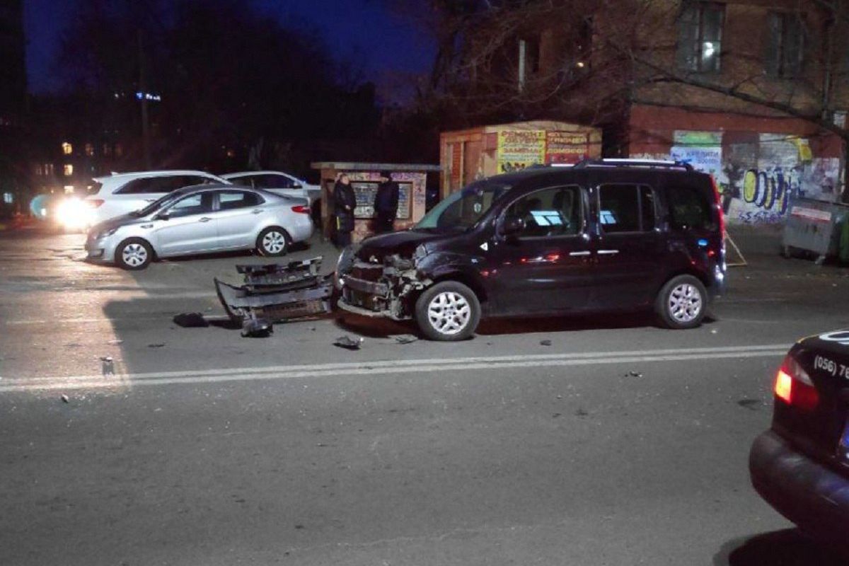Спецоперація в Дніпрі: Стрілянина, погоня та 10 розбитих авто Спецоперація в Дніпрі: Стрілянина, погоня та 10 розбитих авто