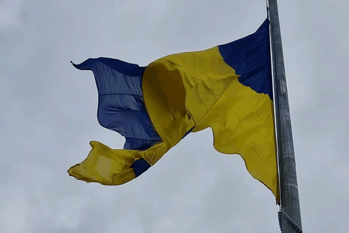 Найбільший прапор України пошкоджено