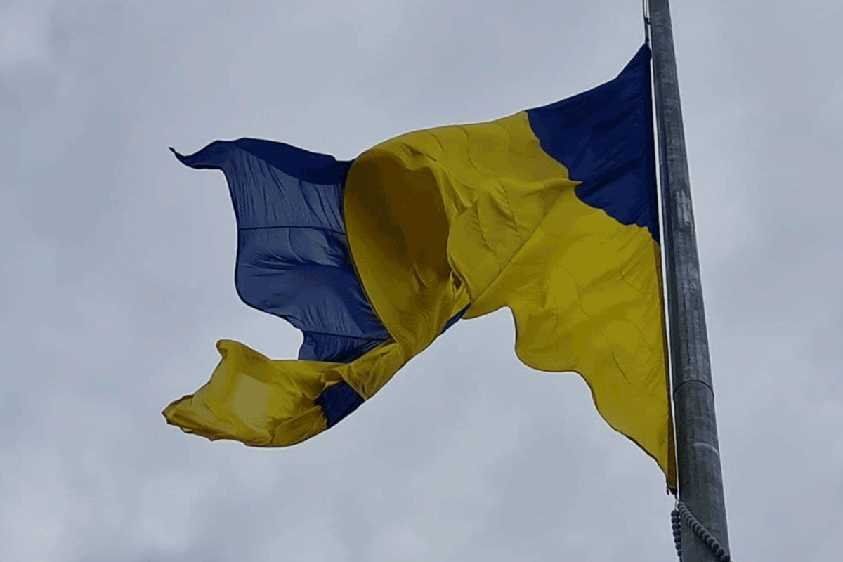 Найбільший прапор України пошкоджено Найбільший прапор України пошкоджено
