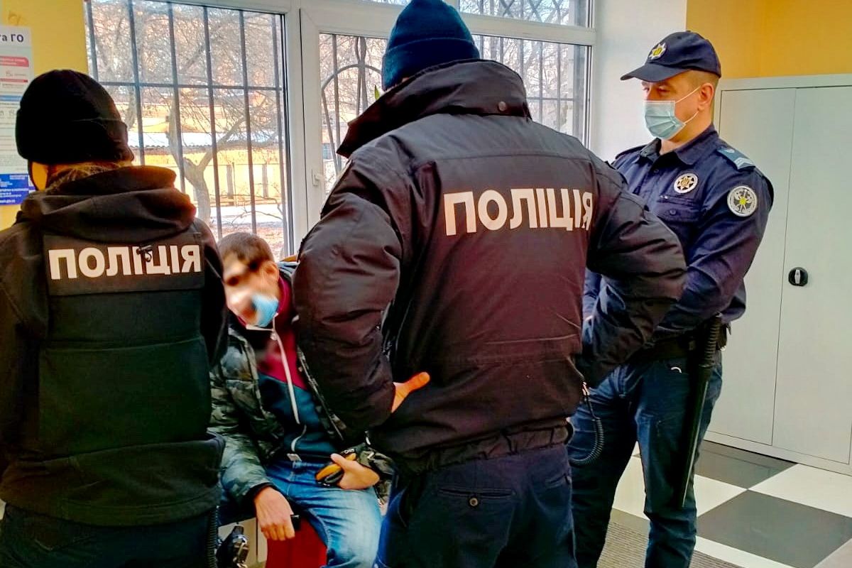 Судові охоронці виявили у відвідувачів Білоцерківського та Мелітопольського міськрайонних судів наркотичні препарати та речовини Судові охоронці виявили у відвідувачів Білоцерківського та Мелітопольського міськрайонних судів наркотичні препарати та речовини