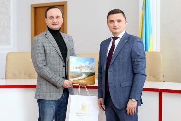 Голова Тернопільської обласної ради Михайло Головко зустрівся із Почесним Консулом Федеративної Республіки Німеччина Олександром Шлампом. Голова Тернопільської обласної ради Михайло Головко зустрівся із Почесним Консулом Федеративної Республіки Німеччина Олександром Шлампом.