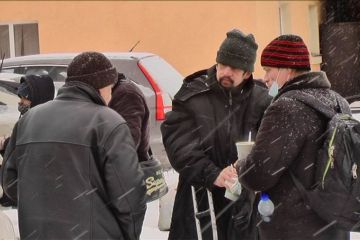 Американське подружжя, яке мешкає у Вінниці, годує безхатченків Американське подружжя, яке мешкає у Вінниці, годує безхатченків