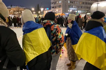 ​У Фінляндії в центрі міста Йоенсуу відбулася акція «Свічка миру» до роковин повномасштабного вторгнення РФ в Україну