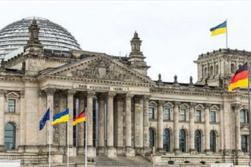 Бундестаг поднял флаг Украины в годовщину нападения России Бундестаг поднял флаг Украины в годовщину нападения России
