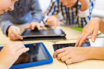 Українським школам, які постраждали від російських обстрілів, передали п’ять тисяч планшетів для навчання Українським школам, які постраждали від російських обстрілів, передали п’ять тисяч планшетів для навчання