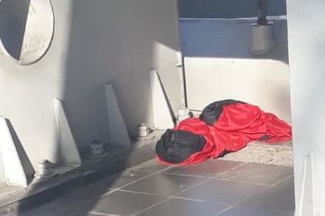 Невідомі зірвали бойовий червоно-чорний прапор активістів біля Медіапростору в Дніпрі Невідомі зірвали бойовий червоно-чорний прапор активістів біля Медіапростору в Дніпрі