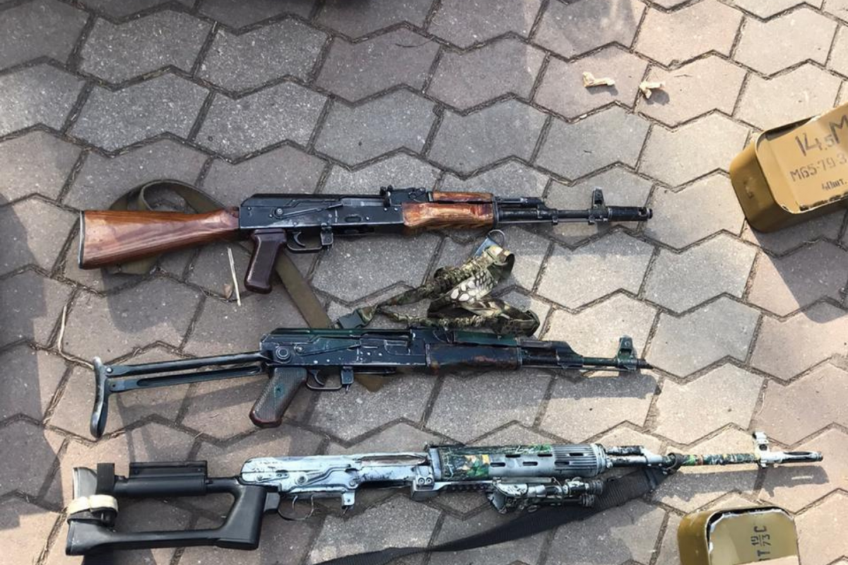 На території занедбаного дитячого центру виявлено потужний арсенал зброї На території занедбаного дитячого центру виявлено потужний арсенал зброї