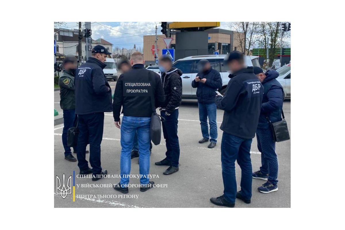 У аеропорту «Бориспіль» затримано офіцера ДПСУ на передачі хабара за сприяння незаконному проникненню в Україну: спецпрокуратура Центрального регіону У аеропорту «Бориспіль» затримано офіцера ДПСУ на передачі хабара за сприяння незаконному проникненню в Україну: спецпрокуратура Центрального регіону