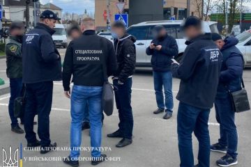 У аеропорту «Бориспіль» затримано офіцера ДПСУ на передачі хабара за сприяння незаконному проникненню в Україну: спецпрокуратура Центрального регіону У аеропорту «Бориспіль» затримано офіцера ДПСУ на передачі хабара за сприяння незаконному проникненню в Україну: спецпрокуратура Центрального регіону