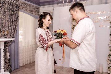 Розмаїття кольорових орнаментів вишиванки устелили шлях сумській парі Розмаїття кольорових орнаментів вишиванки устелили шлях сумській парі