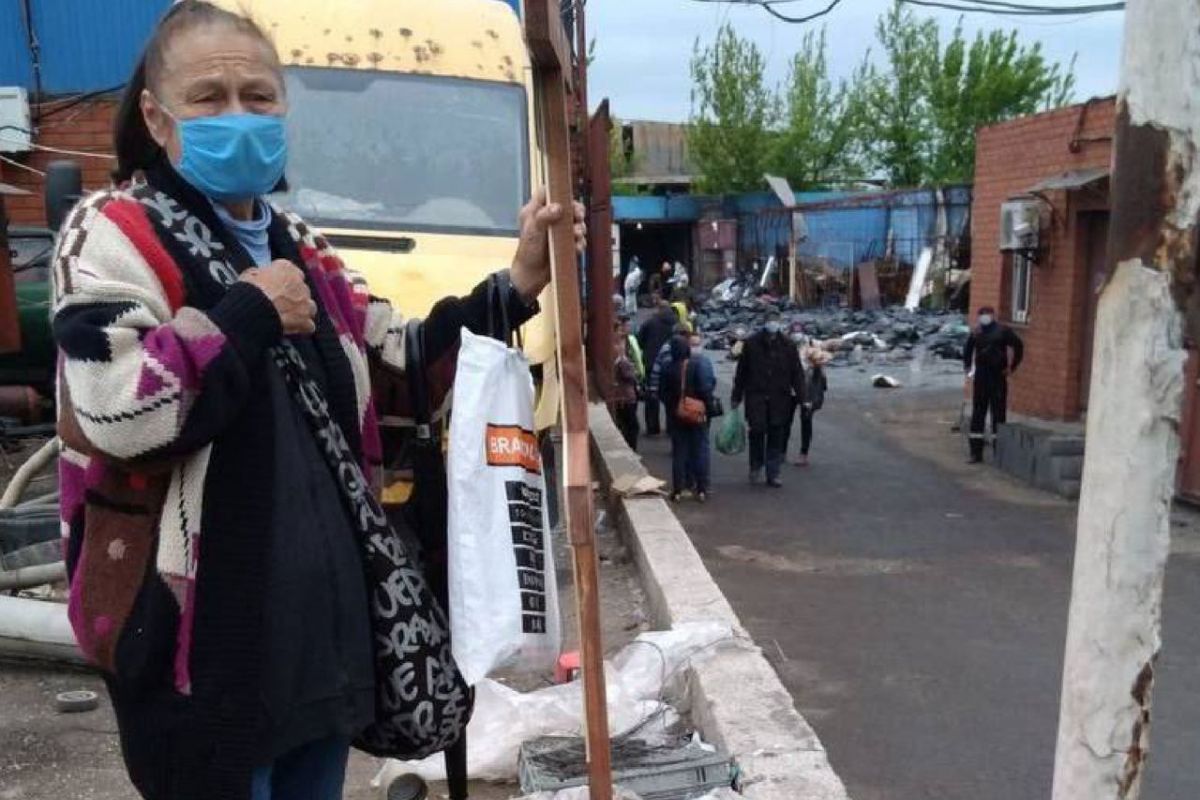 Місто перетворилось на кладовище. У Маріуполі під завалами багатоповерхівки виявили могильник Місто перетворилось на кладовище. У Маріуполі під завалами багатоповерхівки виявили могильник