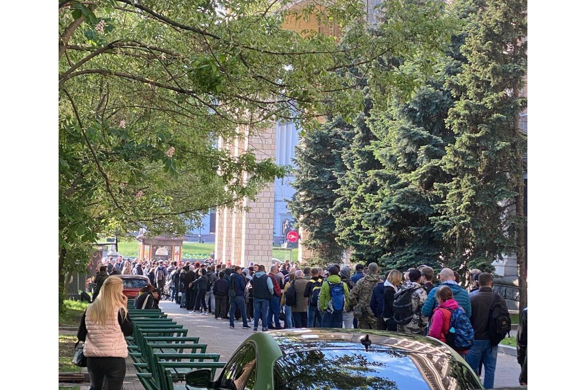 Як думаєте, за чим у Києві може стояти така черга? Як думаєте, за чим у Києві може стояти така черга?