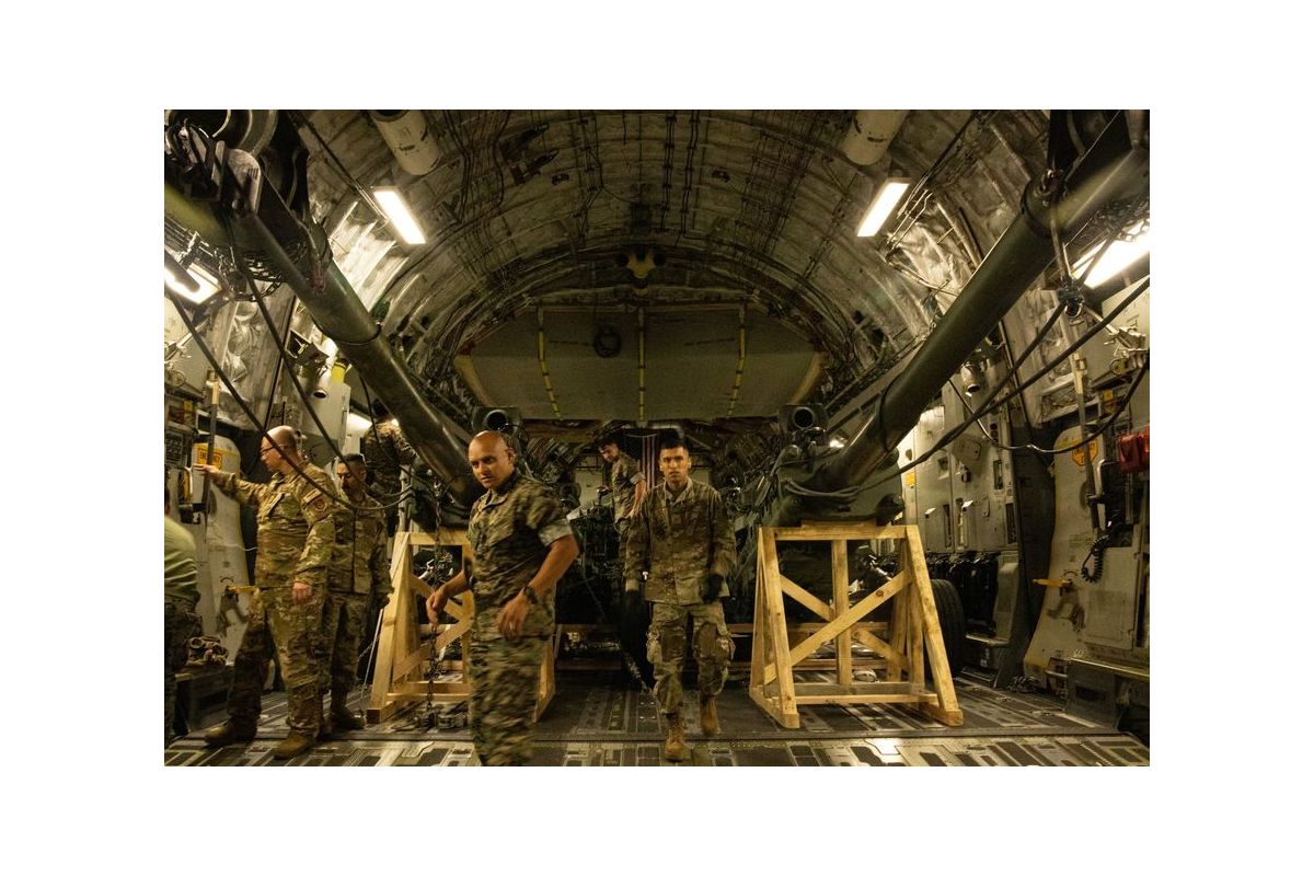 Ось так американські морпіхи готують до відправки в Україну 155-мм гаубиці М777 та інше обладнання й боєприпаси Ось так американські морпіхи готують до відправки в Україну 155-мм гаубиці М777 та інше обладнання й боєприпаси