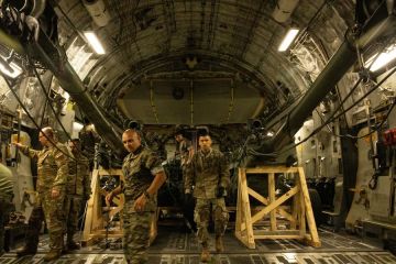 Ось так американські морпіхи готують до відправки в Україну 155-мм гаубиці М777 та інше обладнання й боєприпаси Ось так американські морпіхи готують до відправки в Україну 155-мм гаубиці М777 та інше обладнання й боєприпаси