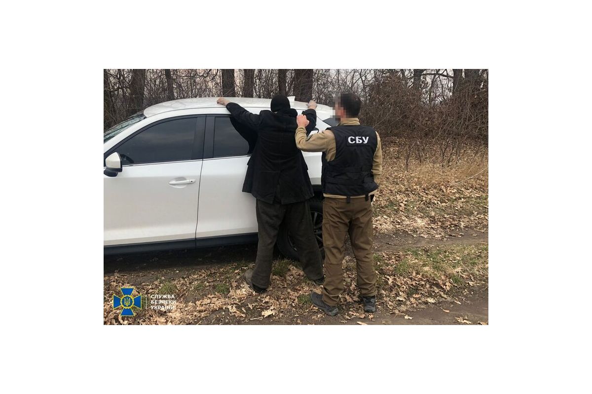 Підозрюваний у державній зраді мешканець Торецька переховувався від правоохоронців у ямі, викопаній на власному подвір'ї, повідомляє СБУ Підозрюваний у державній зраді мешканець Торецька переховувався від правоохоронців у ямі, викопаній на власному подвір'ї, повідомляє СБУ