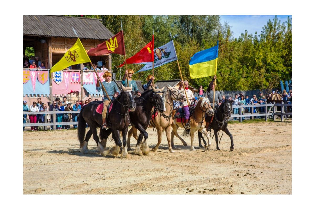 Під Києвом відсвяткують День Конституції і покажуть середньовічну моду Під Києвом відсвяткують День Конституції і покажуть середньовічну моду