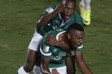 Колумбийский футболист забил пушечным ударом с 60-ти метров (видео) Колумбийский футболист забил пушечным ударом с 60-ти метров (видео)