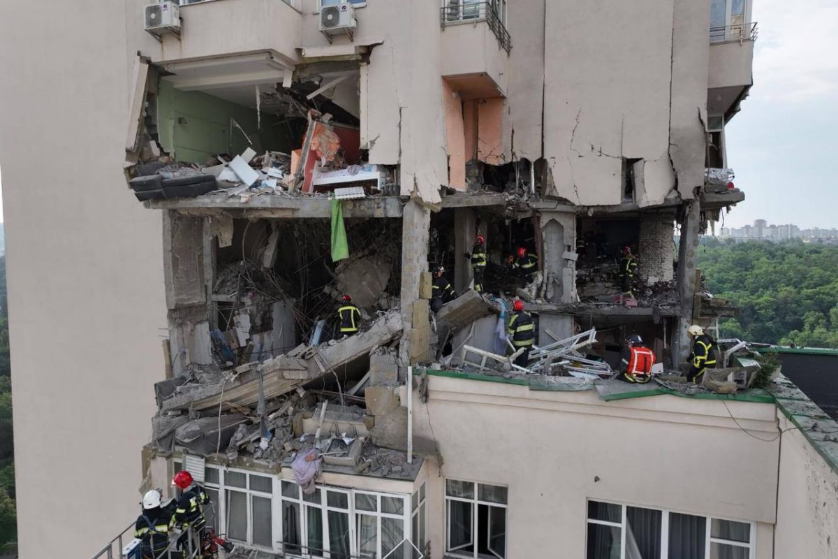 Вже троє загиблих внаслідок падіння уламків ворожої ракети на багатоповерхівку в Києві, повідомив міністр внутрішніх справ Клименко Вже троє загиблих внаслідок падіння уламків ворожої ракети на багатоповерхівку в Києві, повідомив міністр внутрішніх справ Клименко