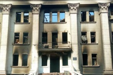 росіяни готують фейкове «розслідування» про обстріл драмтеатру у Маріуполі  росіяни готують фейкове «розслідування» про обстріл драмтеатру у Маріуполі