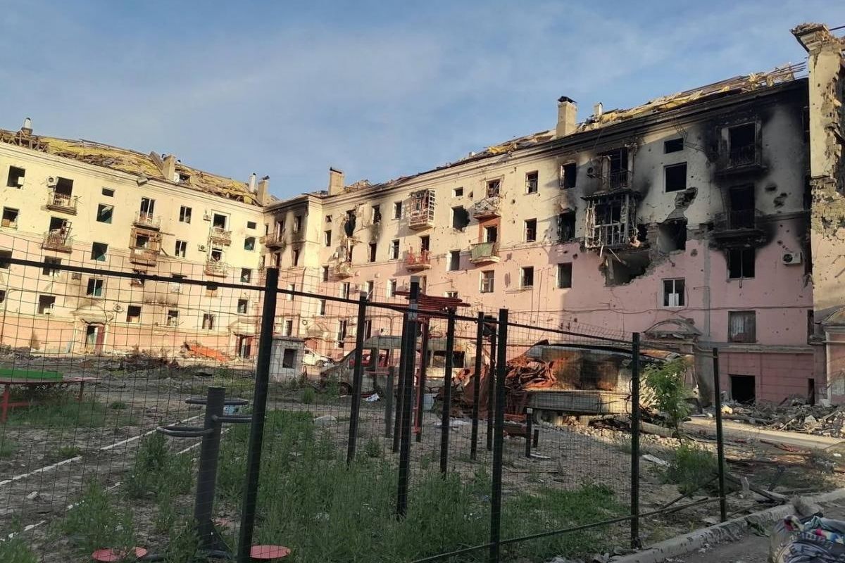 У Маріуполі п’яні окупанти кинули гранату у двір через зауваження, поранено двох людей У Маріуполі п’яні окупанти кинули гранату у двір через зауваження, поранено двох людей