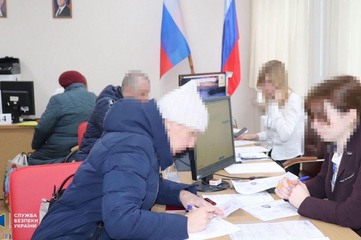 СБУ викрила трьох начальниць відділень окупаційного «центру» з надання «державних послуг» агресора та незаконної паспортизації мешканців Луганщини СБУ викрила трьох начальниць відділень окупаційного «центру» з надання «державних послуг» агресора та незаконної паспортизації мешканців Луганщини