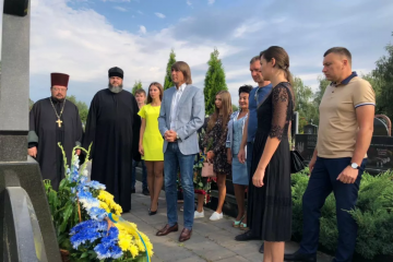 В День Незалежності Аркадій Кобринець і команда партії “Нові Обличчя” поклала квіти до меморіалу слави Героїв та привітала Воїнів АТО/ООС В День Незалежності Аркадій Кобринець і команда партії “Нові Обличчя” поклала квіти до меморіалу слави Героїв та привітала Воїнів АТО/ООС